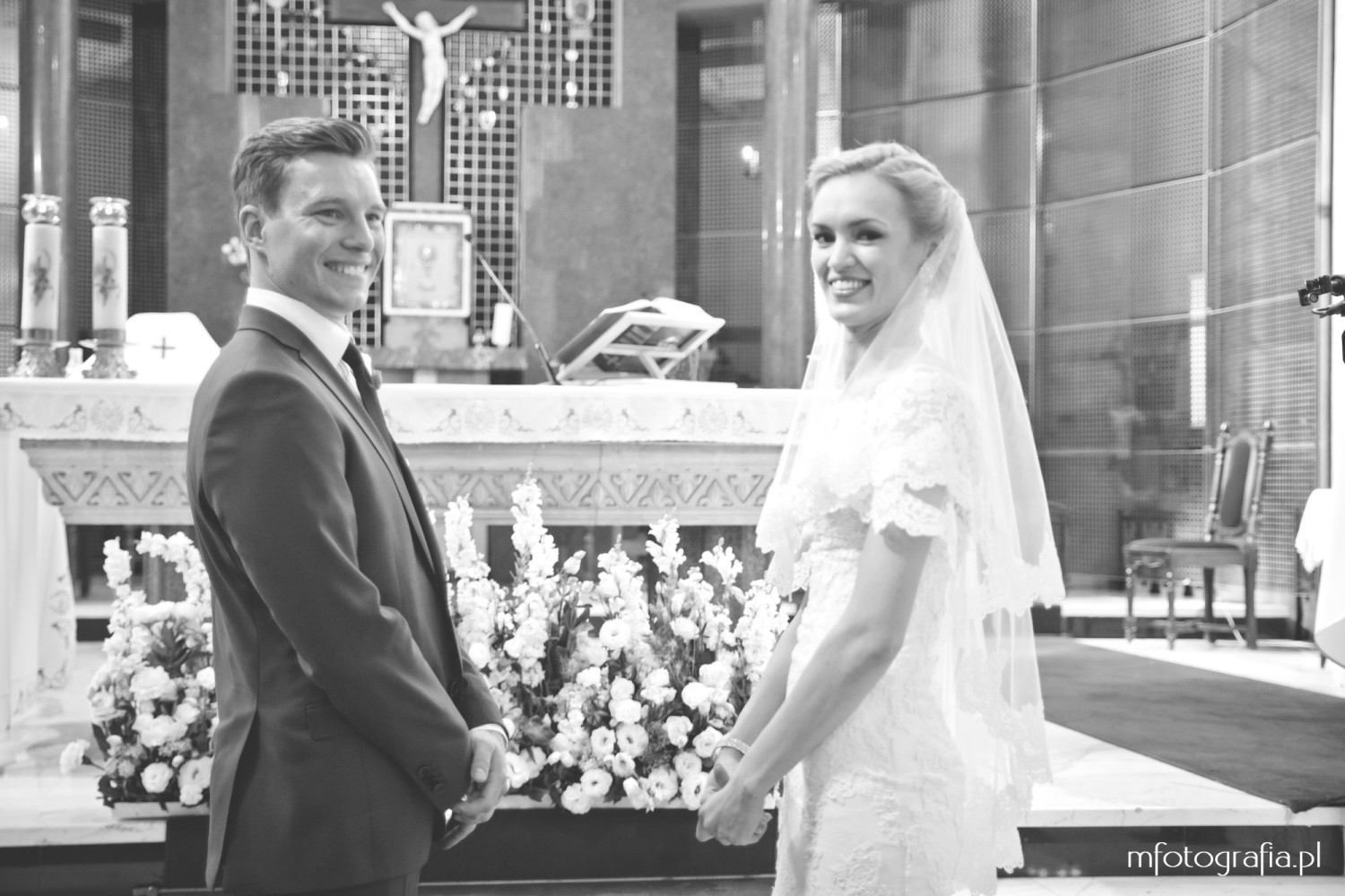 czarnobiałe zdjęcie ślubne w kościele w warszawie